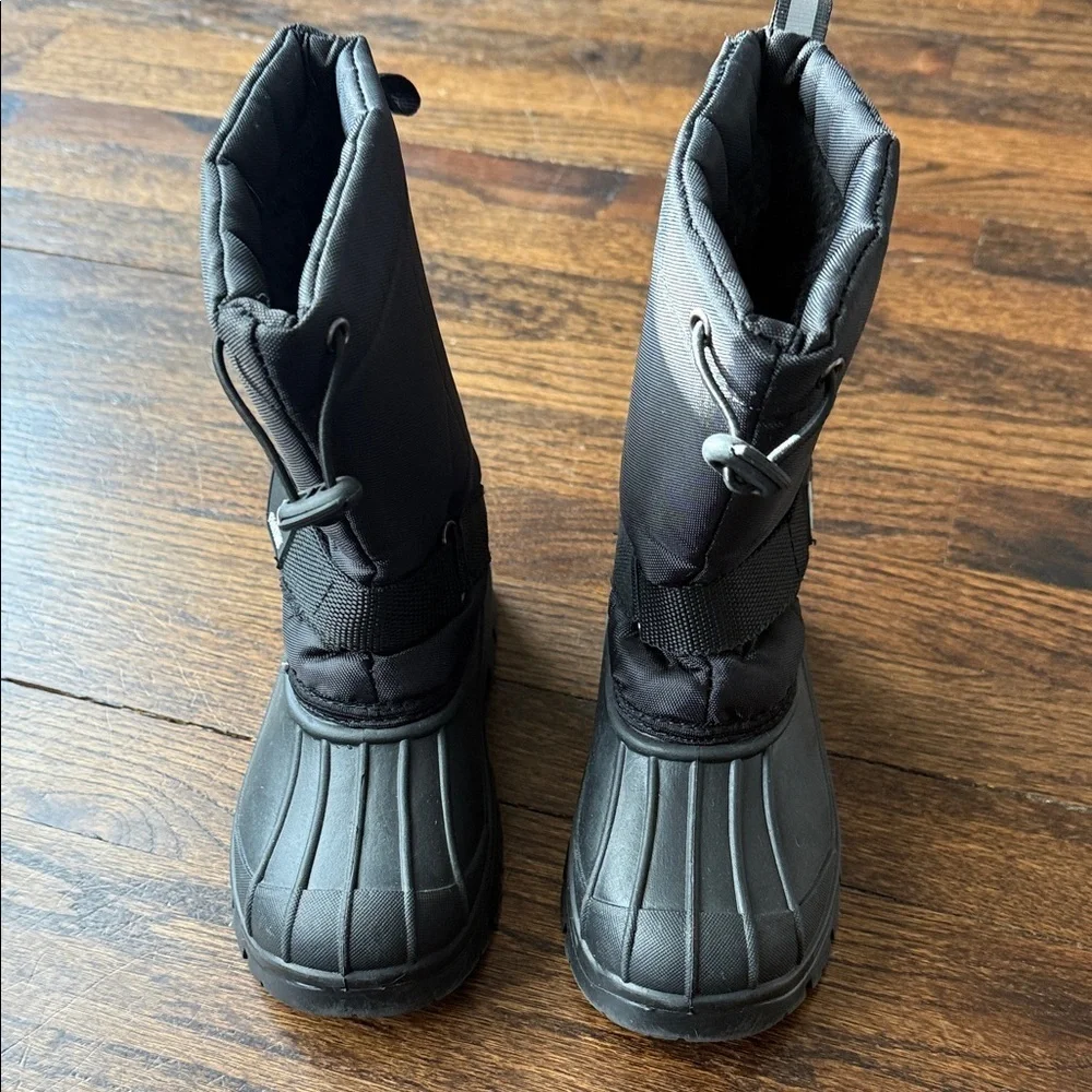 Black Winter Snow Boots kids size 32 which is comparable to little kid size 13/1
